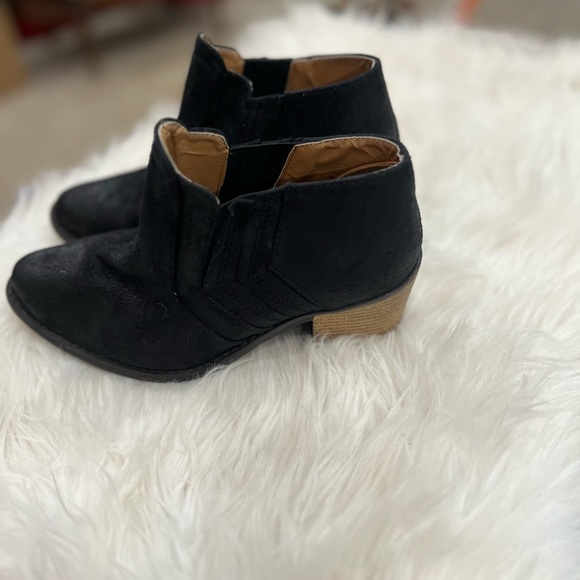 Quipid ankle booties. Super cute and comfy. - Picture 3 of 3